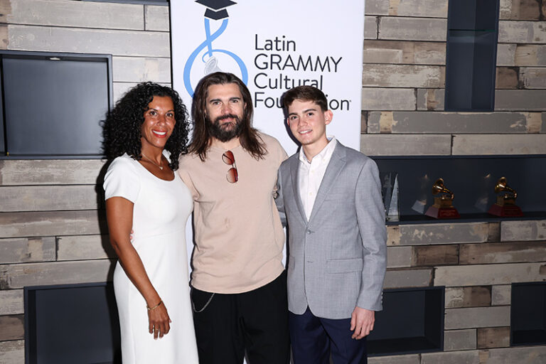 Lee más sobre el artículo LA FUNDACIÓN CULTURAL LATIN GRAMMY® OTORGA LA BECA JUANES A XAVIER CINTRÓN