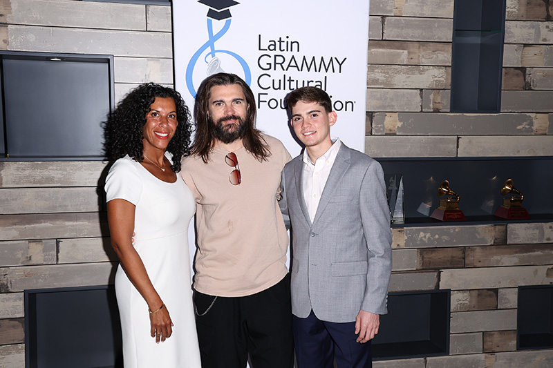 En este momento estás viendo LA FUNDACIÓN CULTURAL LATIN GRAMMY® OTORGA LA BECA JUANES A XAVIER CINTRÓN