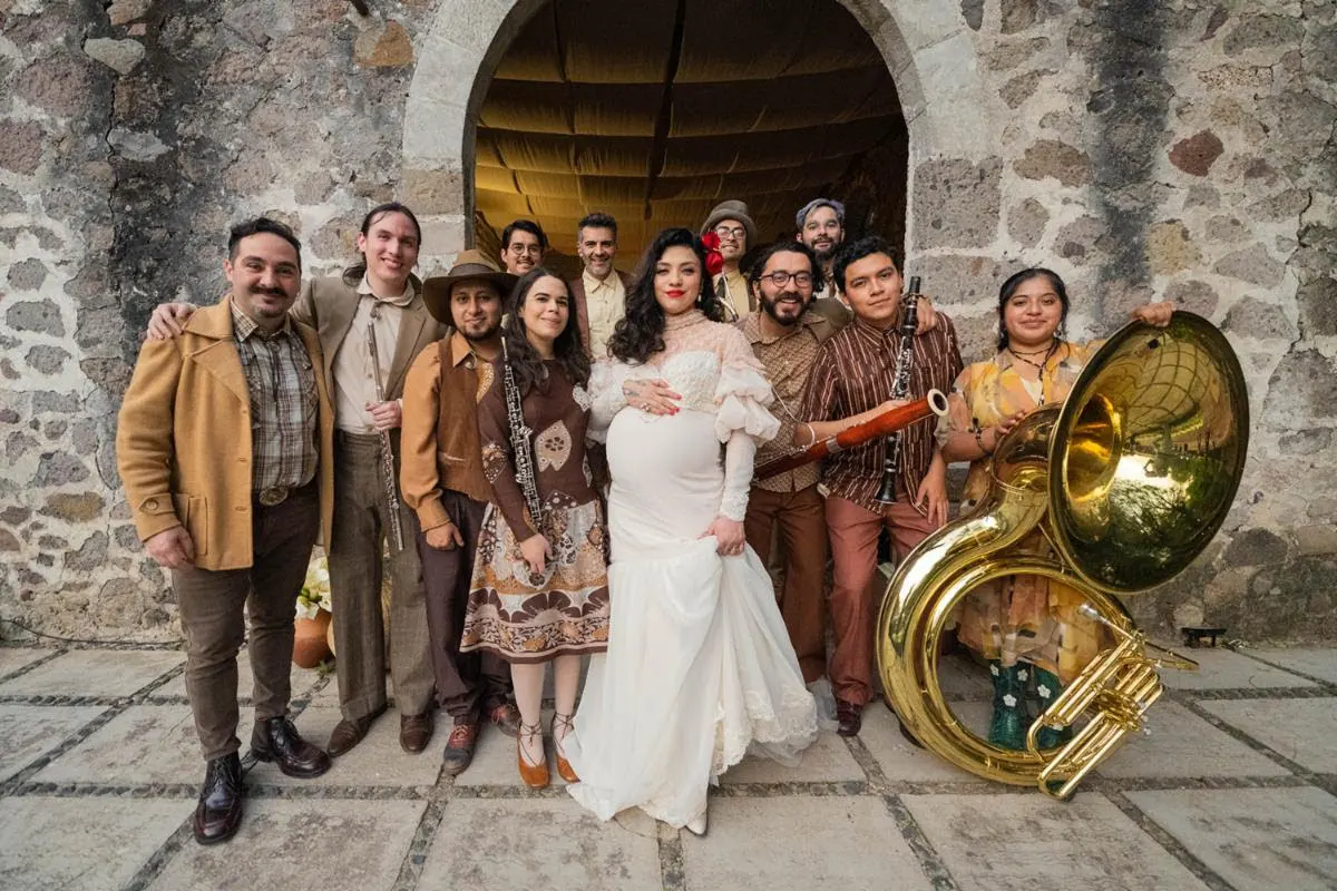 En este momento estás viendo MON LAFERTE “TINY DESK (HOME) CONCERT”