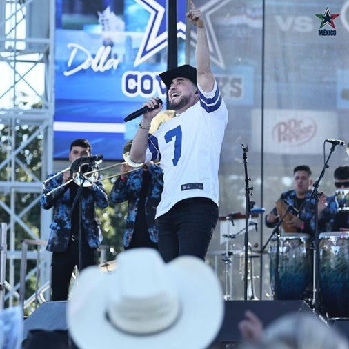 En este momento estás viendo Ante Más De 95 Mil Espectadores, El Cantante De Música Mexicana El Bebeto Celebró El Orgullo Hispano Con Una Presentación En El Medio Tiempo Durante El Juego De La NFL Entre Los Dallas Cowboys Y Los New York Jets