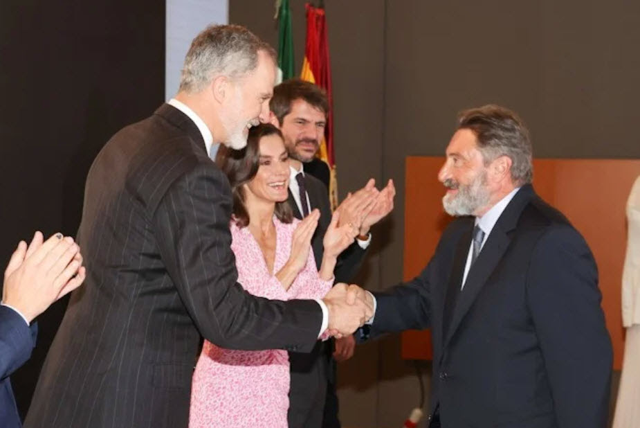 En este momento estás viendo CEO de Universal Music LATAM recibe medalla es España