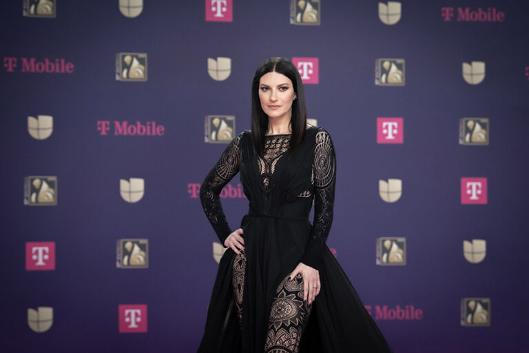 Lee más sobre el artículo Laura Pausini deslumbra en ‘Premio Lo Nuestro 2025’