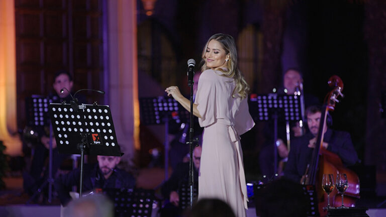 Lee más sobre el artículo Lola Ponce cantó a Manzanero en Argentina