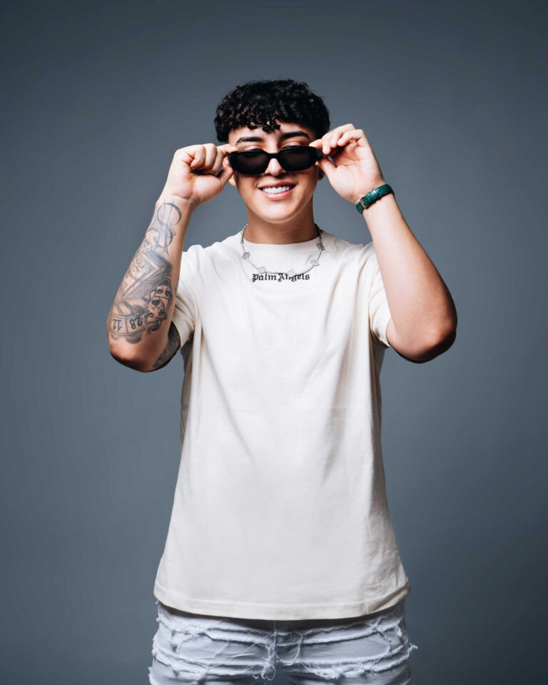 Lee más sobre el artículo ANGEL CERVANTES PRESENTA SU ÁLBUM DEBUT “ANTECEDENTE”