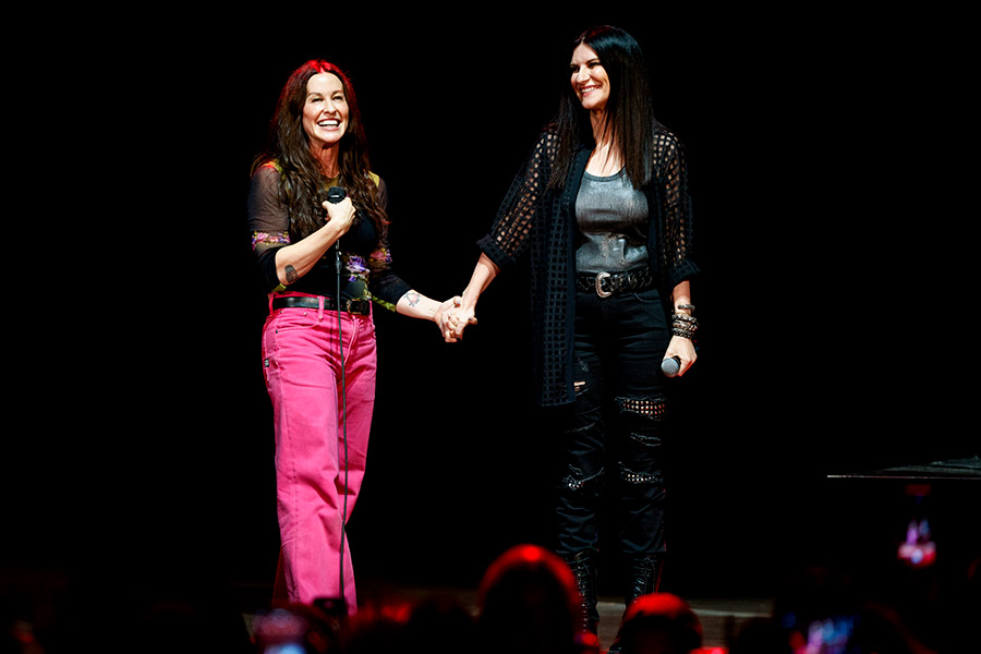 En este momento estás viendo Laura Pausini se une a Alanis Morissette y presentan “Ironic”
